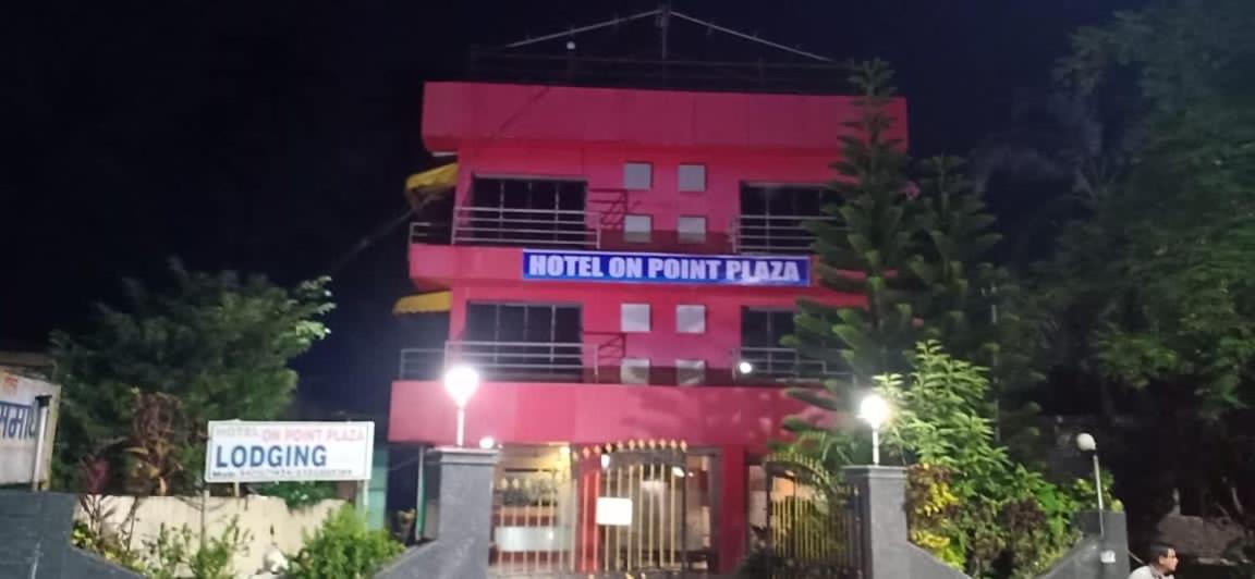 On Point Plaza Bed and Breakfast Murūd Buitenkant foto