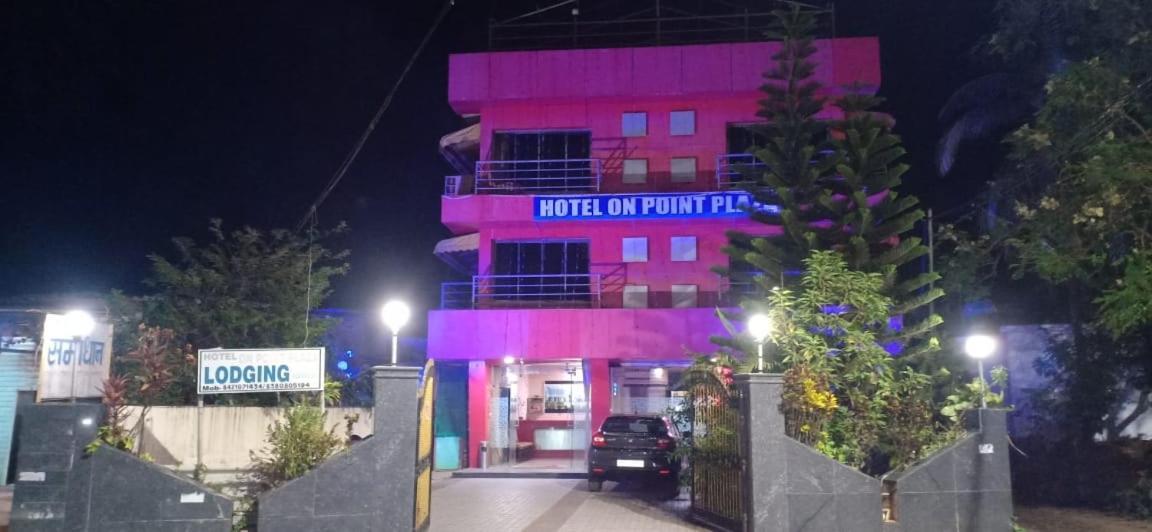 On Point Plaza Bed and Breakfast Murūd Buitenkant foto