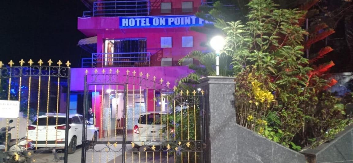 On Point Plaza Bed and Breakfast Murūd Buitenkant foto