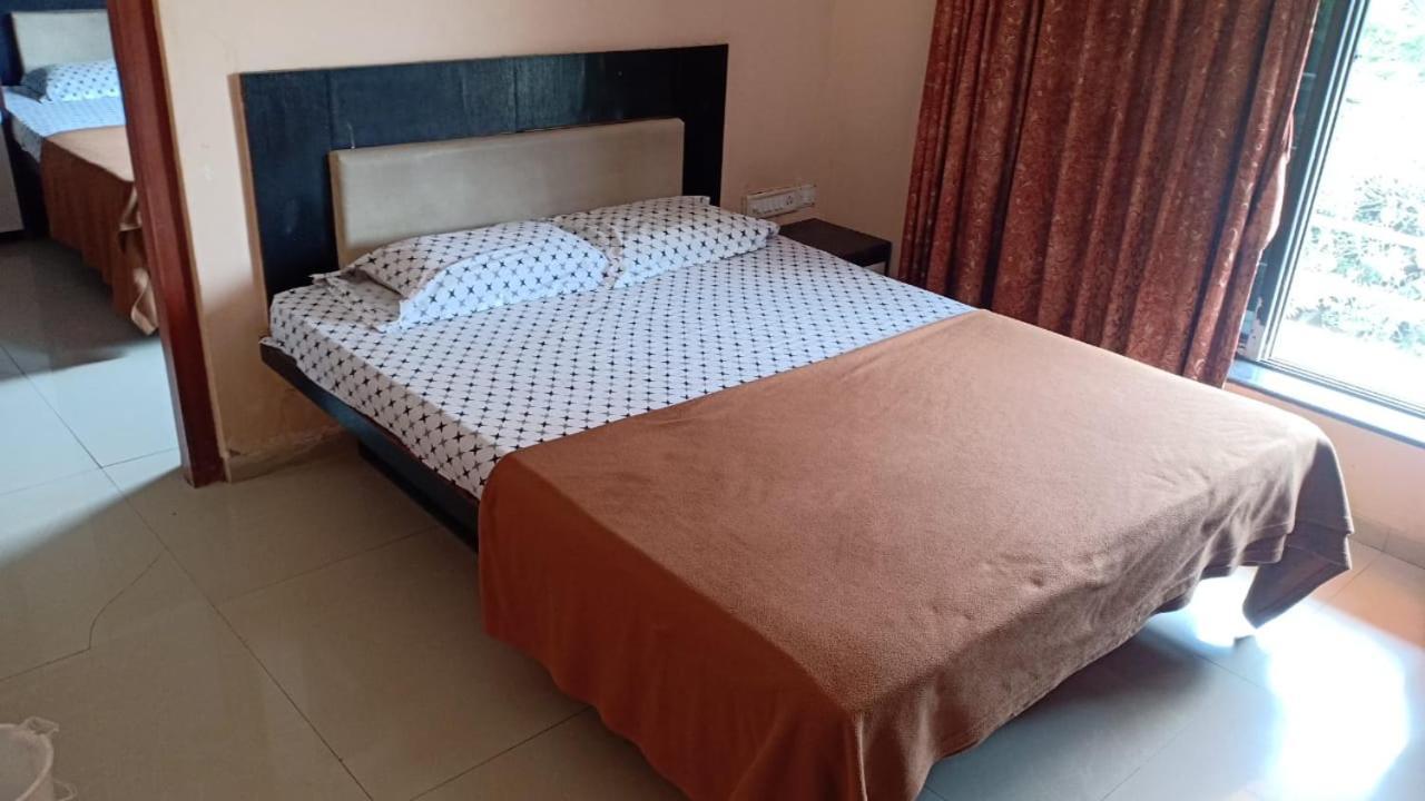 On Point Plaza Bed and Breakfast Murūd Buitenkant foto