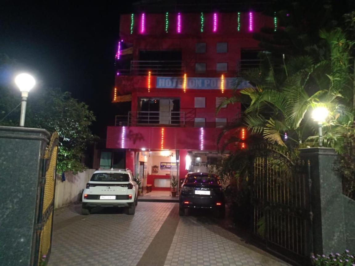 On Point Plaza Bed and Breakfast Murūd Buitenkant foto